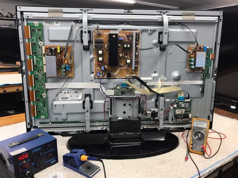 Akıllı TV Eğitimleri Bir TV'nin LED ekranını test etmek için bir test cihazı nasıl kullanılır Bir TV'nin LED ekranını multimetre ile test edin…