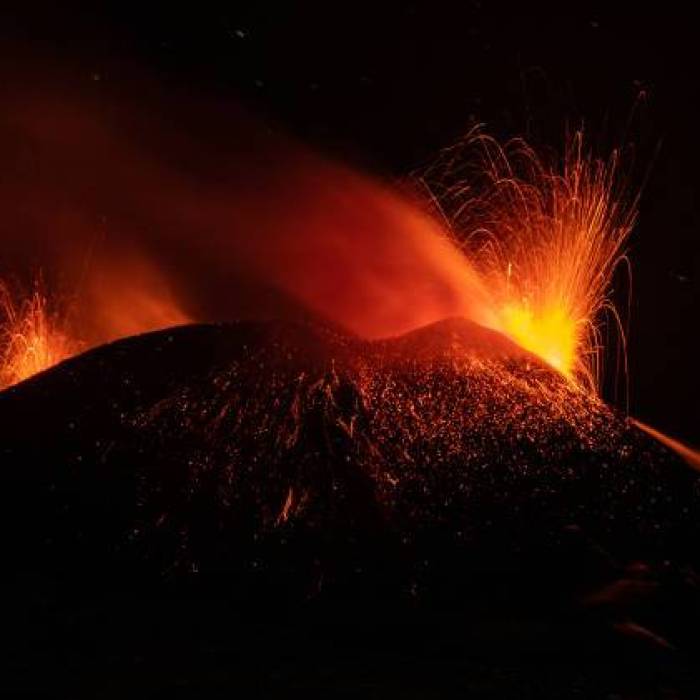 Etna yanardağı patlamasının görüntüleri.