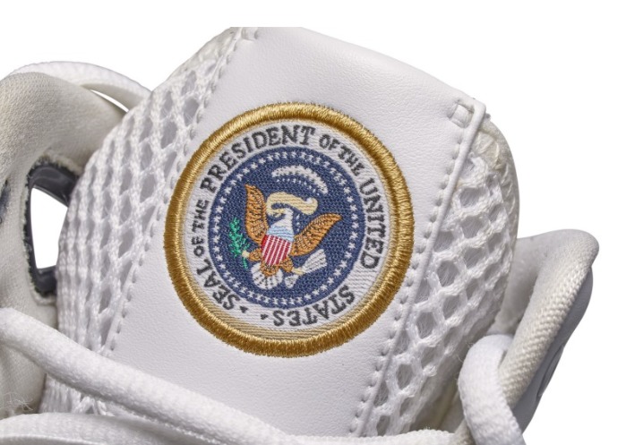 Nike Hyperdunk, Barack Obama'ya saygı duruşunda bulunuyor. 