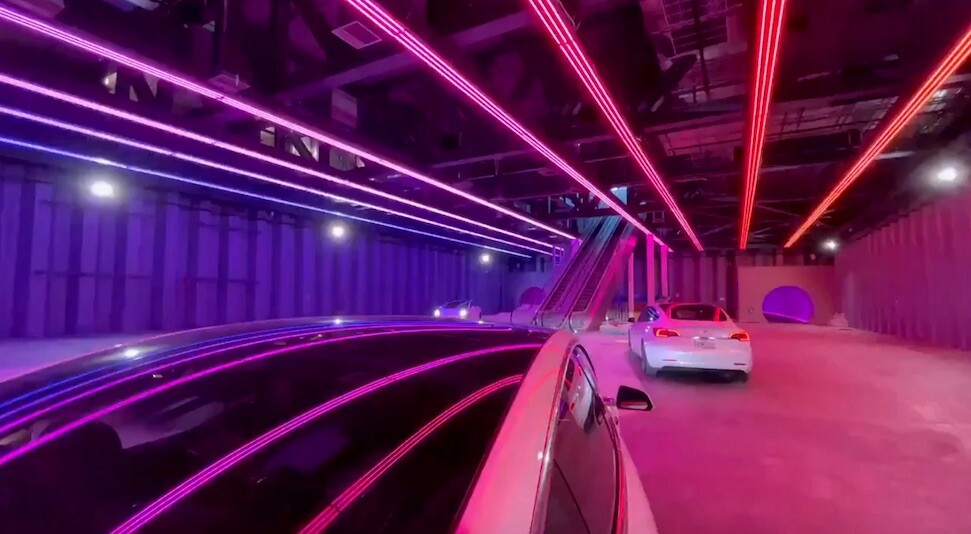 Musk, devrim niteliğindeki Las Vegas tünelinde kendi kendine giden arabaları 240 km/s hızla vaat etti: gerçek şu ki (şimdilik) 50 km/s hızla gidiyorlar.