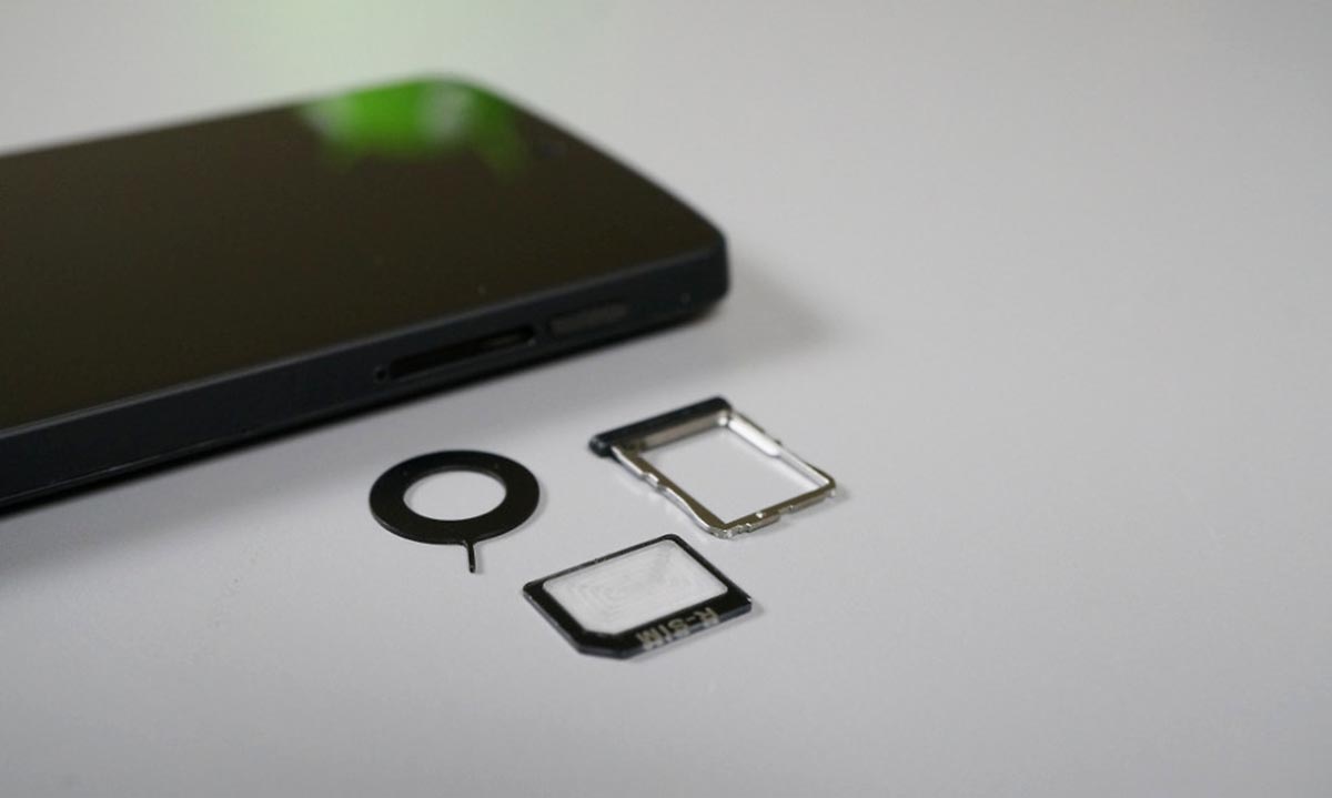 Sıkışmış bir SIM kart cep telefonundan nasıl çıkarılır ve hiçbir şeyi kırmadan nasıl serbest bırakılır