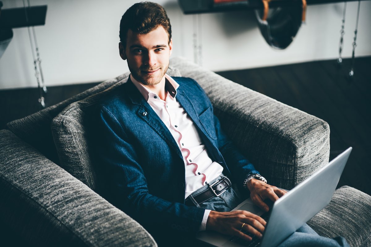 Hombre de negocios teletrabajando